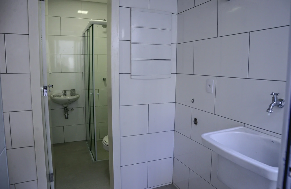 Casa Modelo Vale do Arvoredo: área de serviço com banheiro de apoio