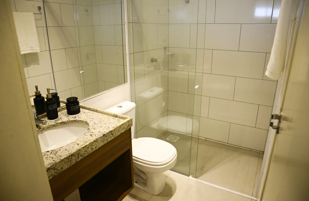 Casa Modelo Vale do Arvoredo: banheiro da suíte reversível no térreo