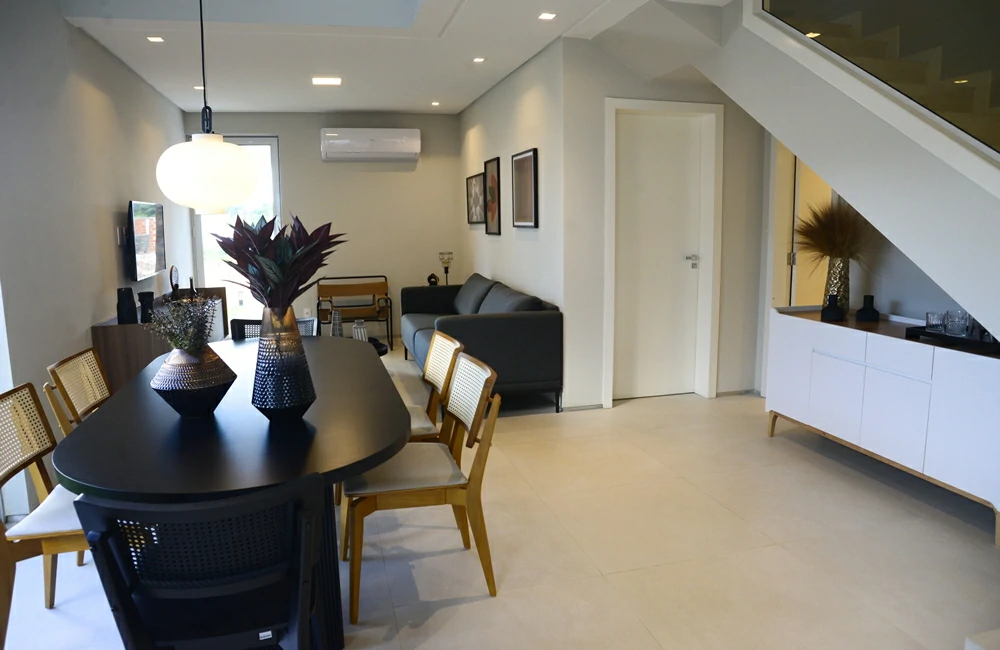 Casa Modelo Vale do Arvoredo: imagem da integração da sala de estar com a sala de jantar