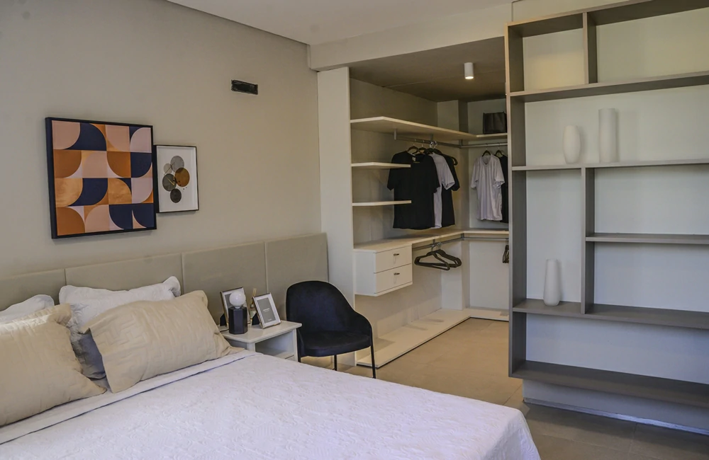 Casa Modelo Vale do Arvoredo: visão do quarto e do closet da suíte master