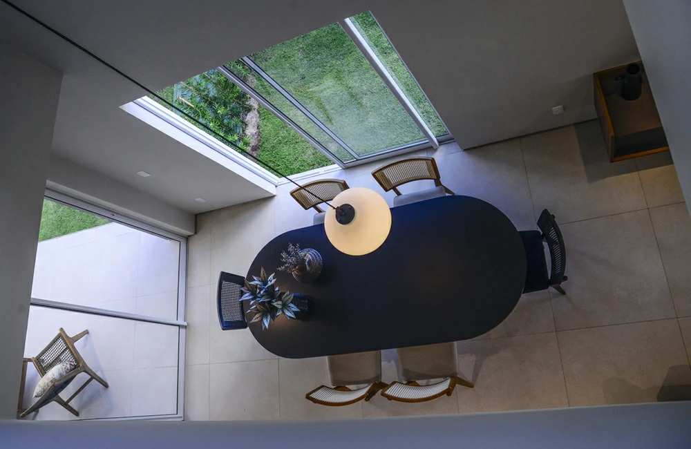 Casa Modelo Vale do Arvoredo: vista do segundo pavimento da sala de jantar