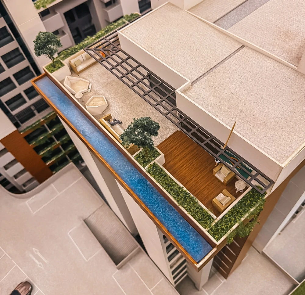 Rooftop combina paisagismo e espelho d'água. (Foto: Meu Imobiliário)
