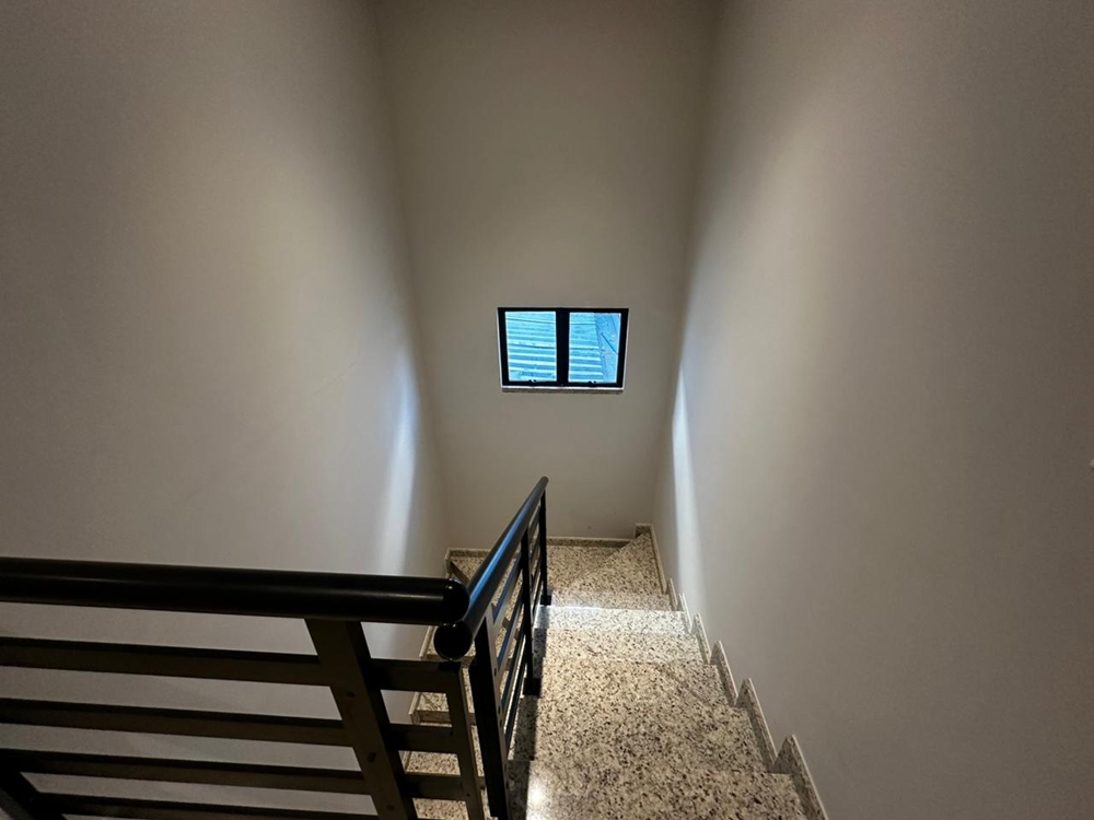 Tarsila do Amaral: Escada em vista do pavimento superior